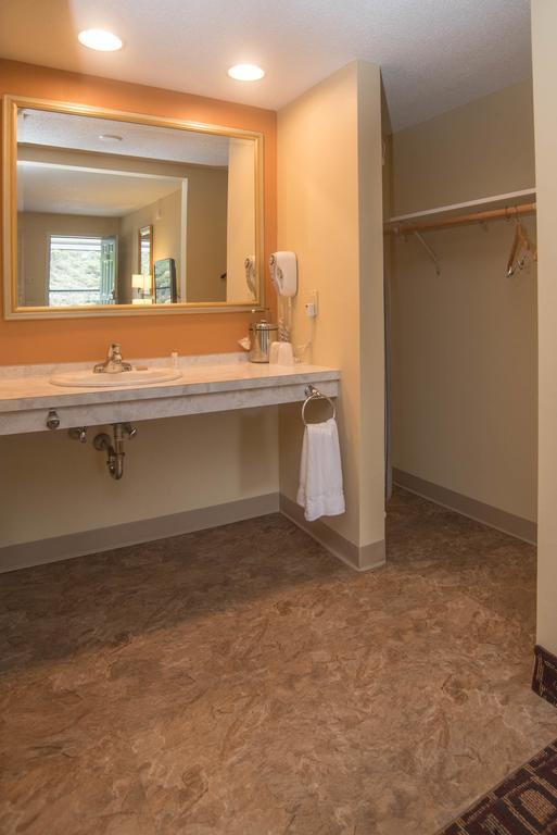 Colonnade Inn Lyndonville Екстериор снимка