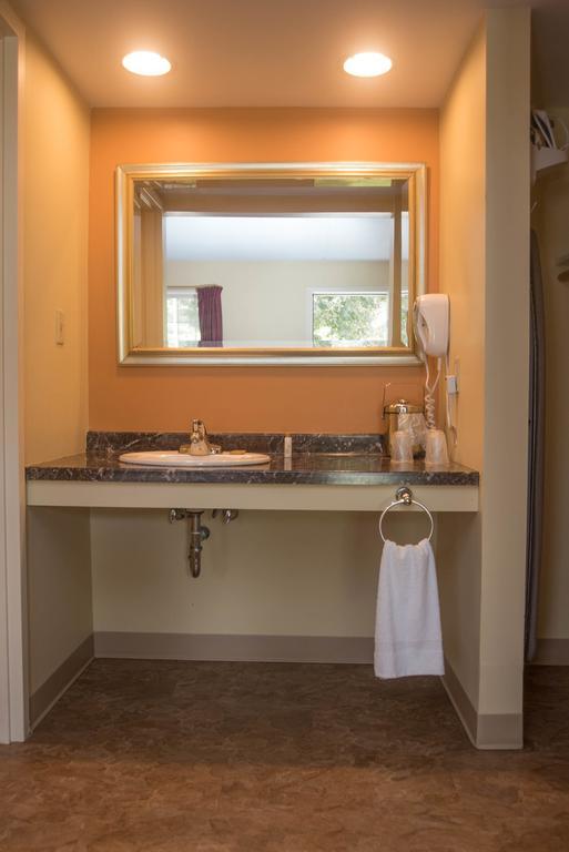 Colonnade Inn Lyndonville Екстериор снимка