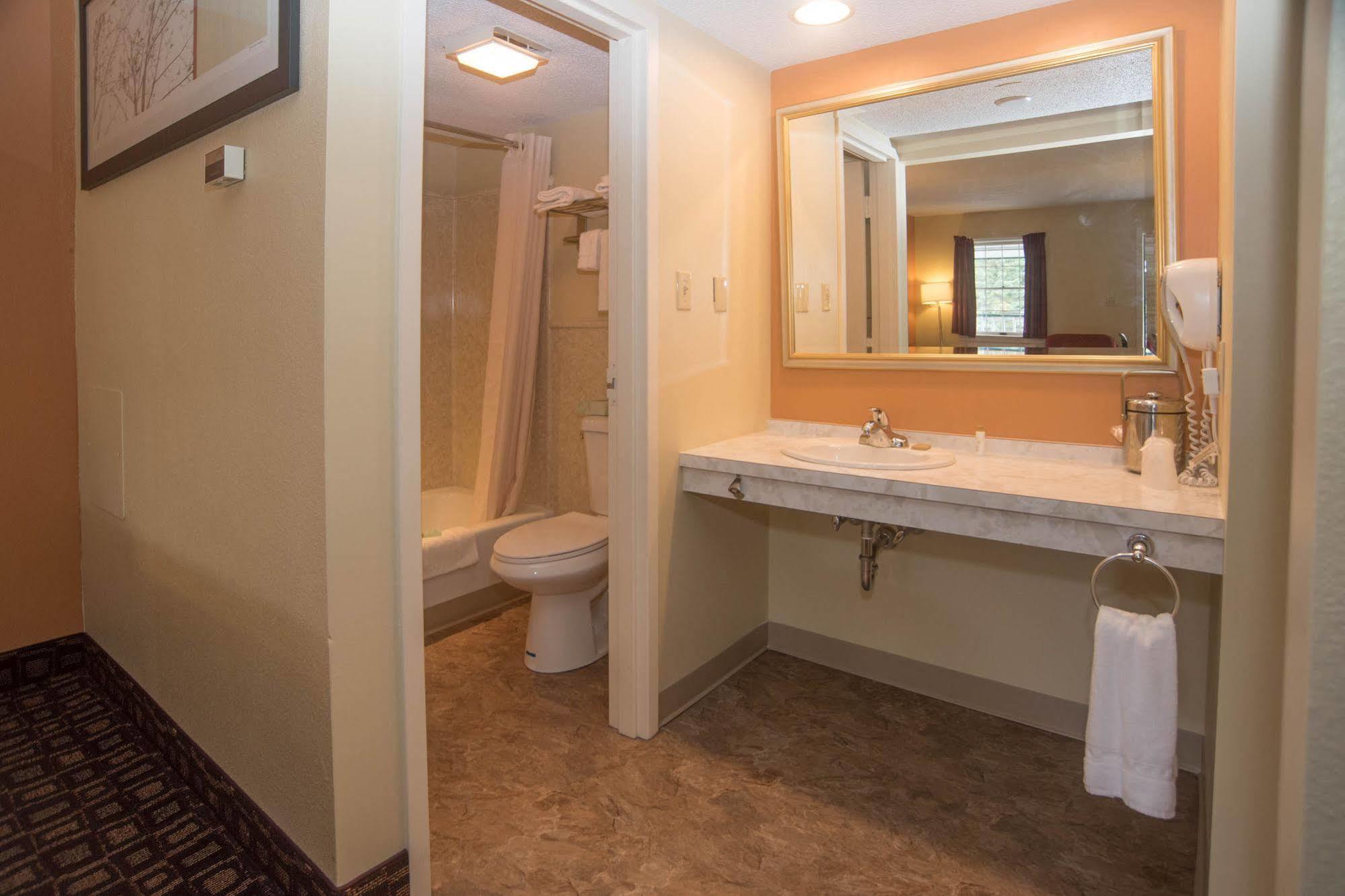Colonnade Inn Lyndonville Екстериор снимка