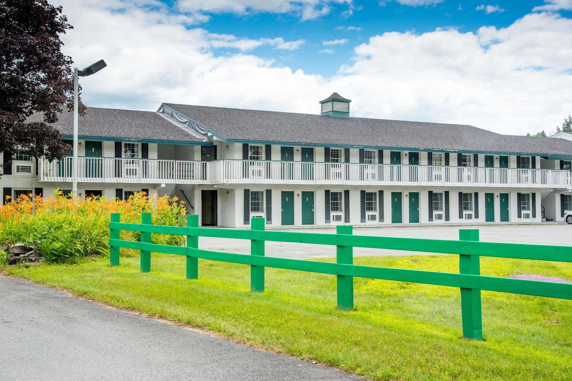 Colonnade Inn Lyndonville Екстериор снимка