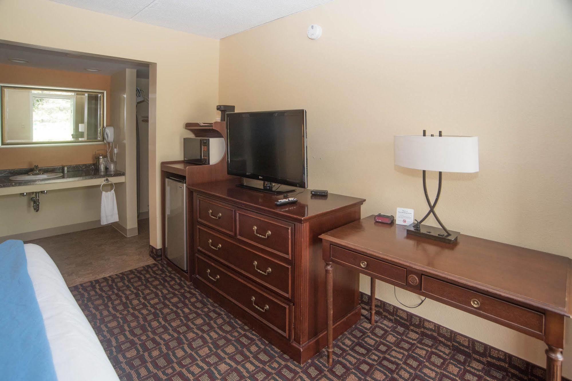 Colonnade Inn Lyndonville Екстериор снимка
