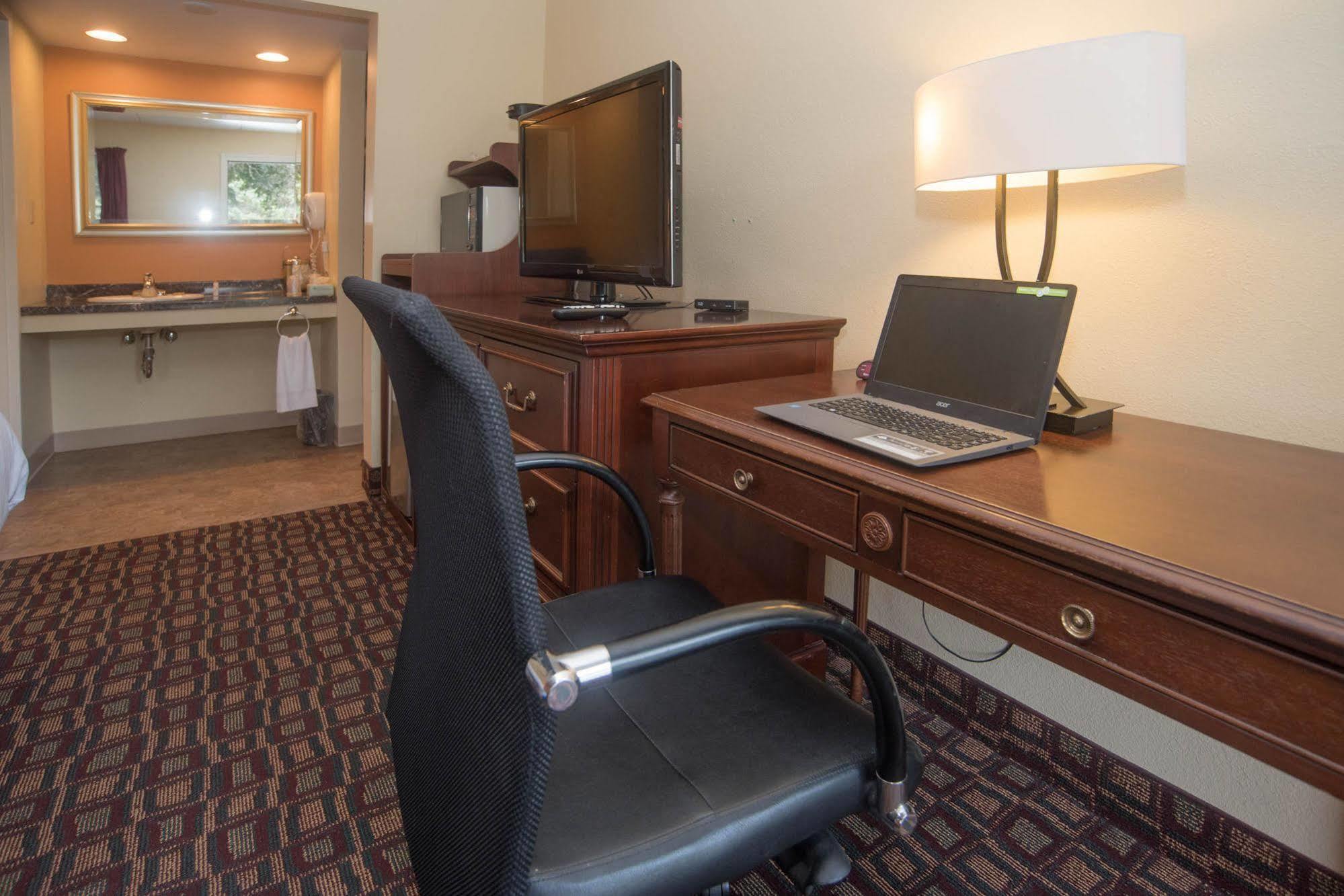 Colonnade Inn Lyndonville Екстериор снимка
