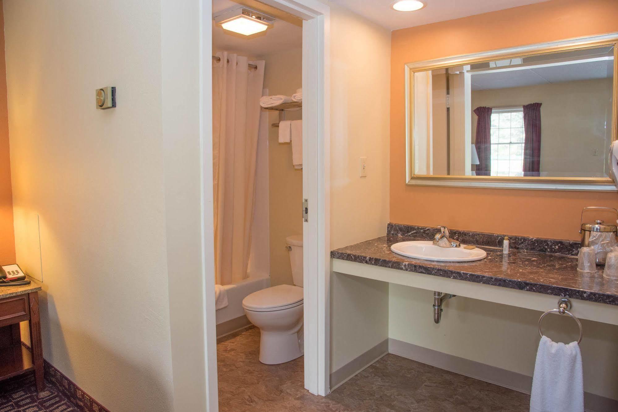 Colonnade Inn Lyndonville Екстериор снимка