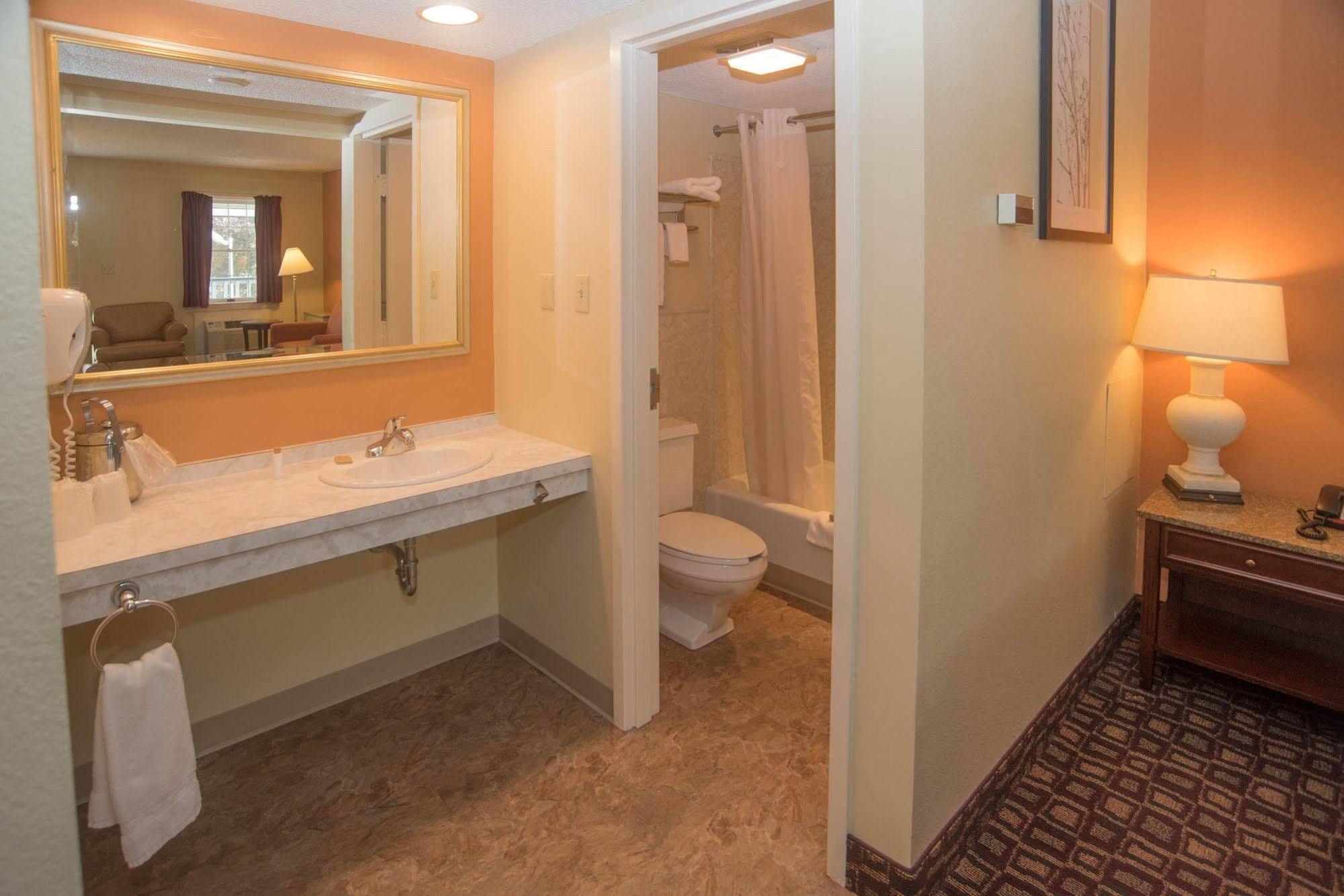 Colonnade Inn Lyndonville Екстериор снимка